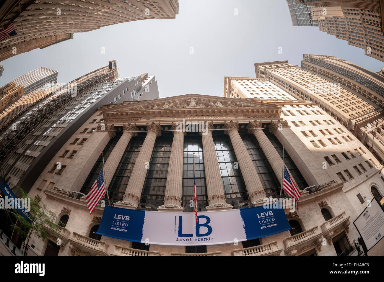 La Bourse de New York dans le Lower Manhattan à New York le mardi 28 août 2018, est décorée avec une bannière pour le niveau Brands Inc. qui inscrit l'année dernière à la bourse Bourse américaine. Président Émérite Kathy Ireland a sonné la cloche d'ouverture. (Â© Richard B. Levine) Banque D'Images