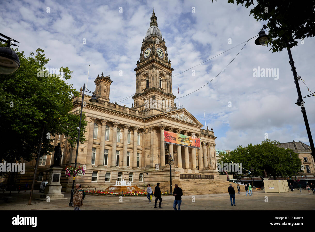Monument de grès lancashire bâtiment classé Grade II* Bolton de ville face à la place Victoria conçoit par William Hill avec l'horloge de style baroque Banque D'Images