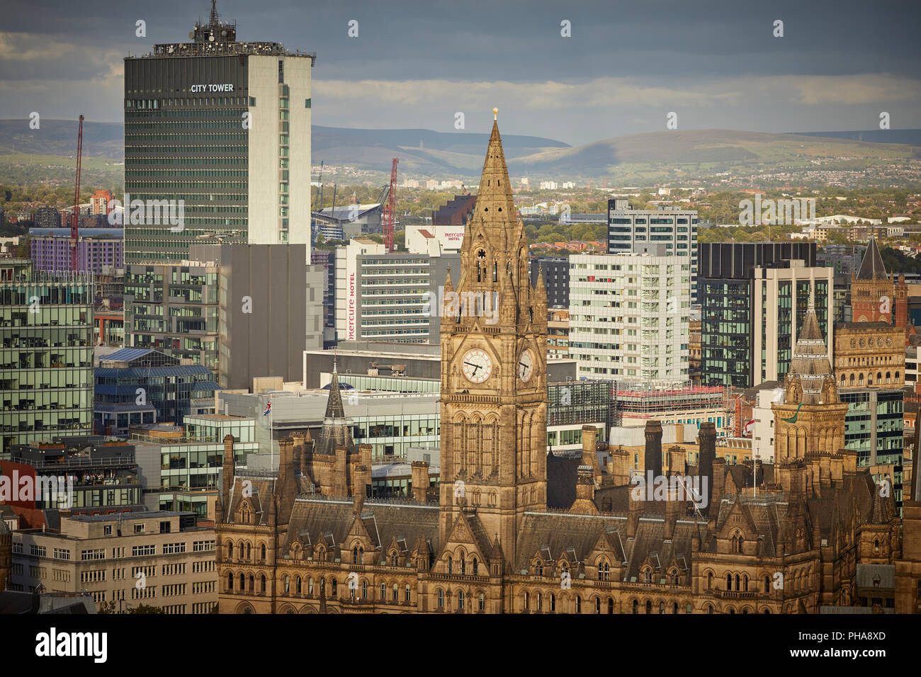 Le centre-ville de Manchester vue sur l'horizon de Spinningfields, 20 histoires, montrant l'hôtel de ville et au-delà de Piccadilly City Tower Banque D'Images