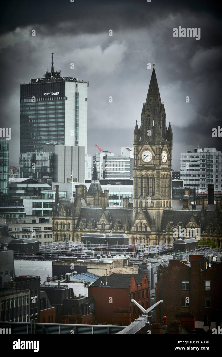 Le centre-ville de Manchester vue sur l'horizon de Spinningfields, 20 histoires, montrant l'hôtel de ville et au-delà de Piccadilly City Tower Banque D'Images