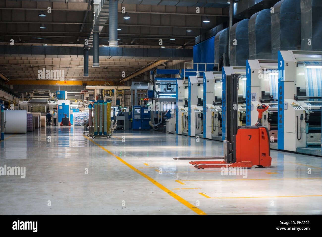 L'intérieur de l'imprimante flexographique Production Industrielle en usine Banque D'Images L'intérieur de l'imprimante flexographique Production Industrielle en usine Banque D'Images