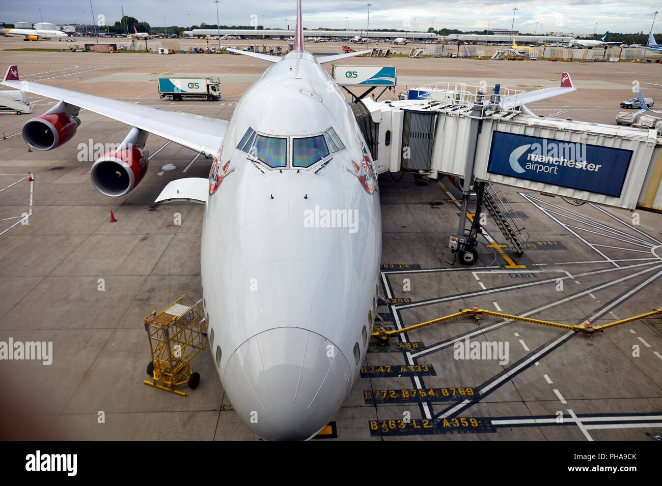 Un Boeing 474 de Virgin Atlantic - série 400 jumbo jet à la porte à l'aéroport de Manchester est approvisionné par groupe OCS Banque D'Images