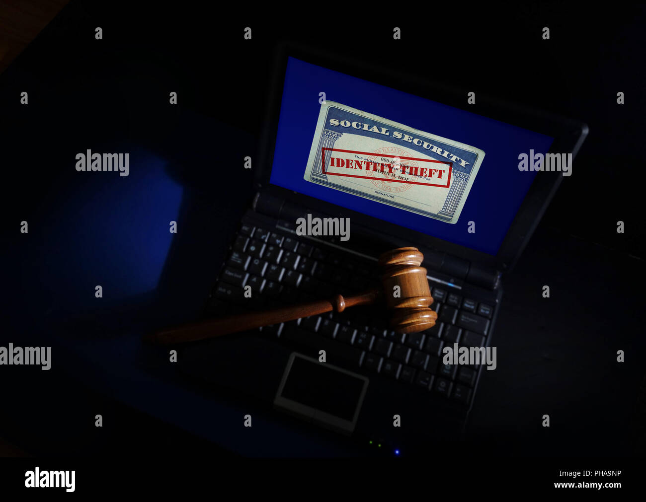 Marteau sur le vol d'identité card Banque D'Images