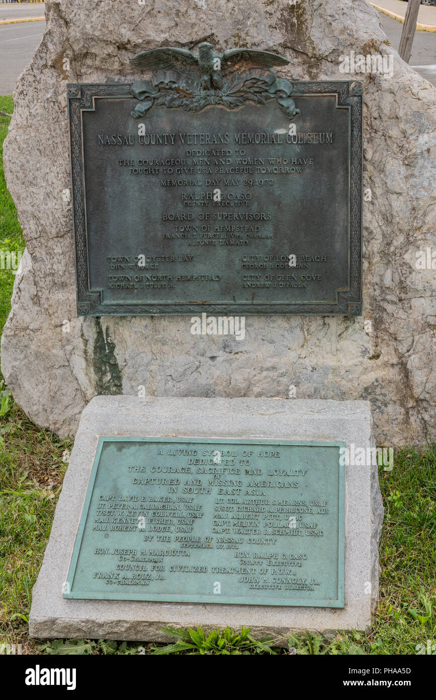Uniondale, NY - 22 août 2018 La plaque commémorative en face de la comté de Nassau Veterans Memorial Coliseum. Banque D'Images