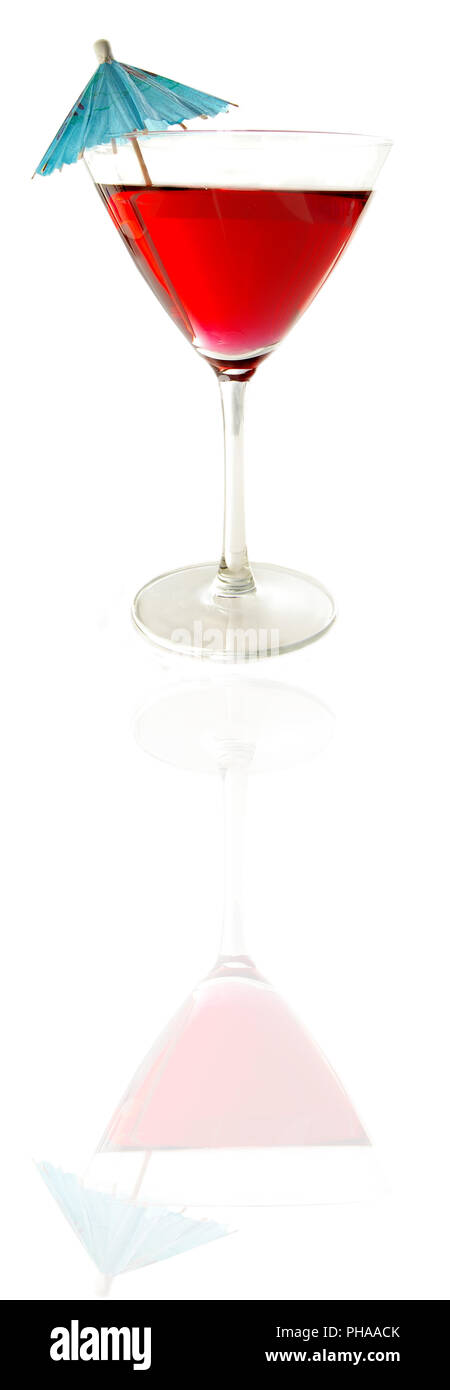 Verre à cocktail avec un parasol en papier sur fond blanc Banque D'Images
