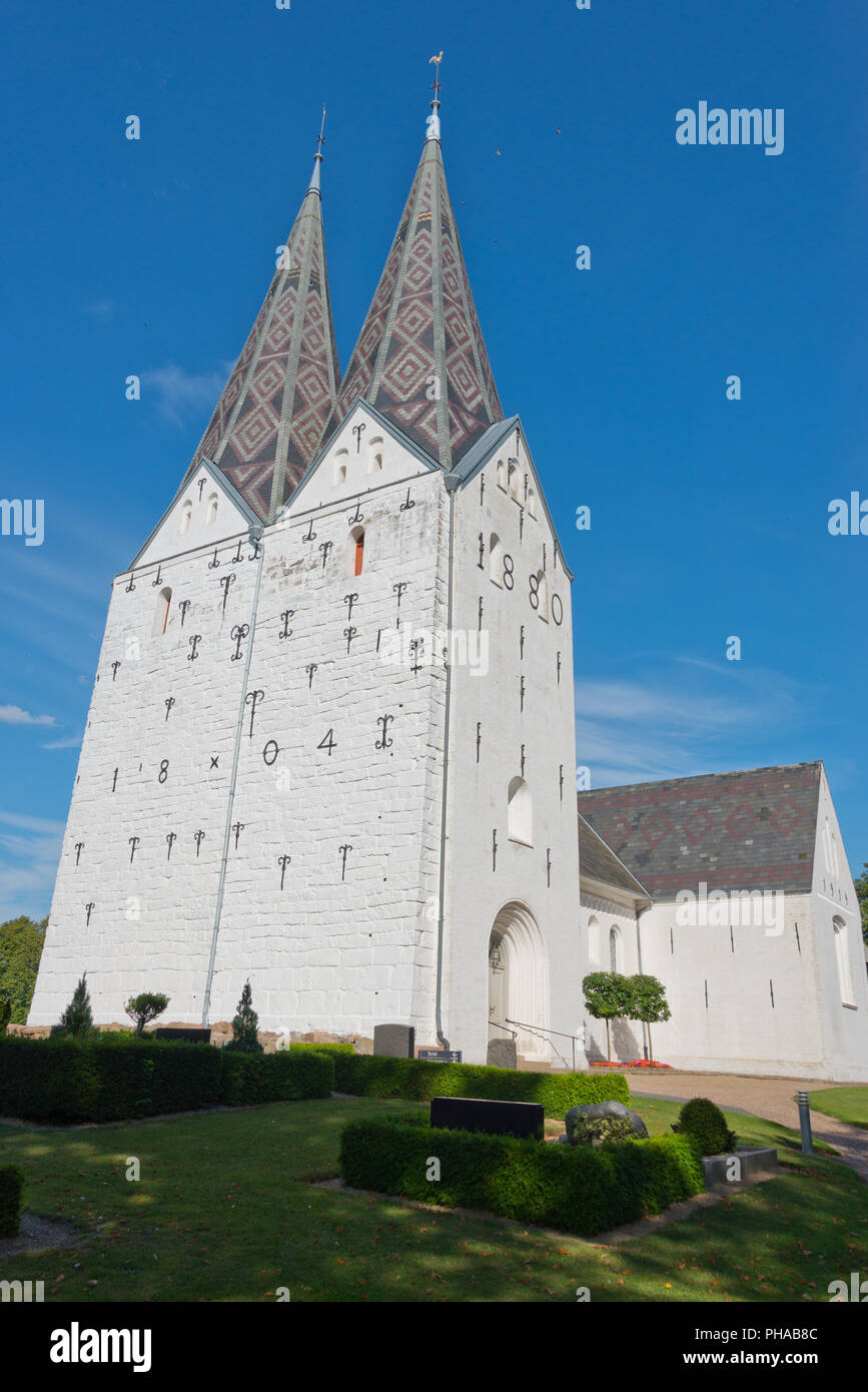 Église médiévale blanche dans les régions rurales de danemark Banque D'Images