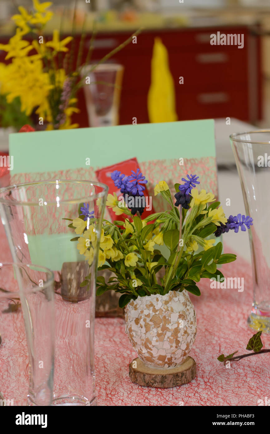 Décoration de table création de Pâques avec des fleurs Banque D'Images
