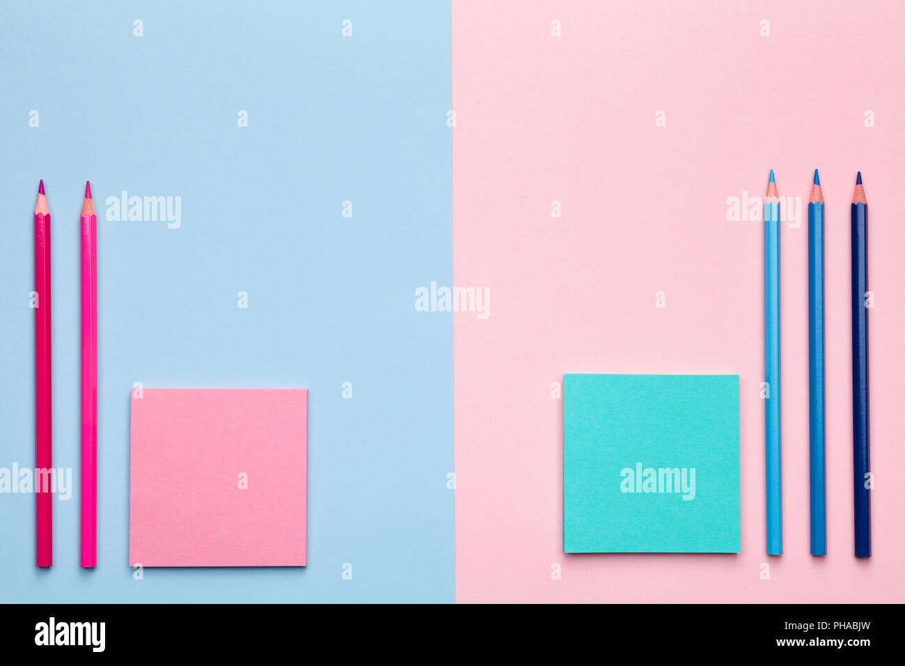 Crayons de couleur avec des notes autocollantes sur fond Pastel Banque D'Images