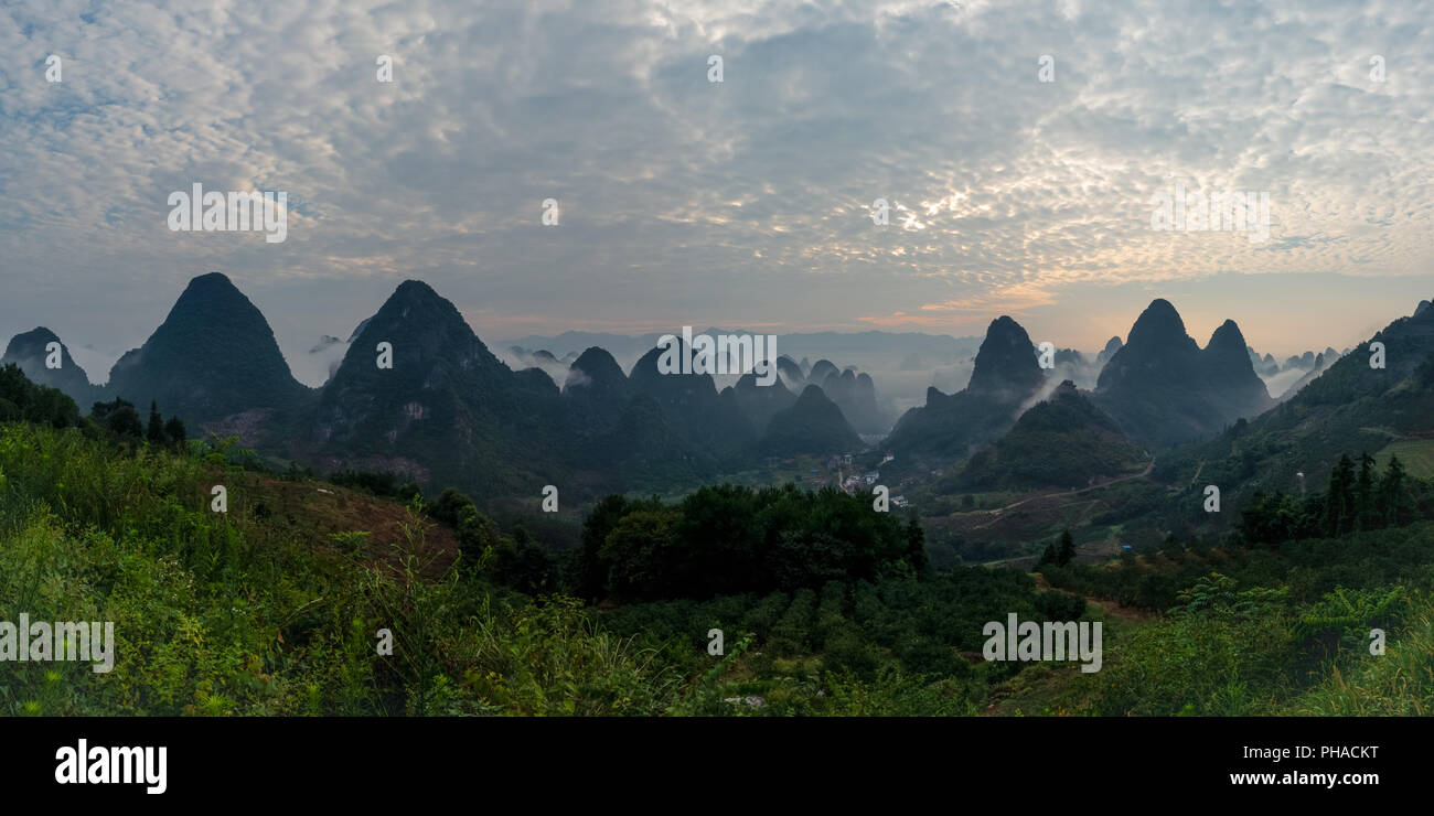 Paysage Montagnes chinoises Sunrise Yangshuo Banque D'Images