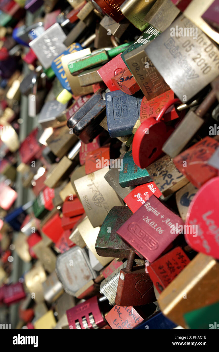 Cadenas des amoureux au pont Hohenzollern à Cologne Banque D'Images