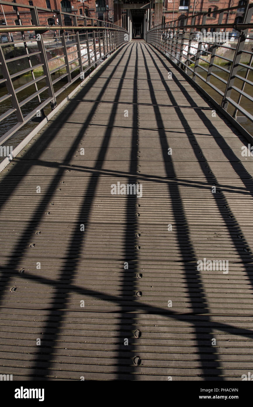 Ombre sur le pont Banque D'Images