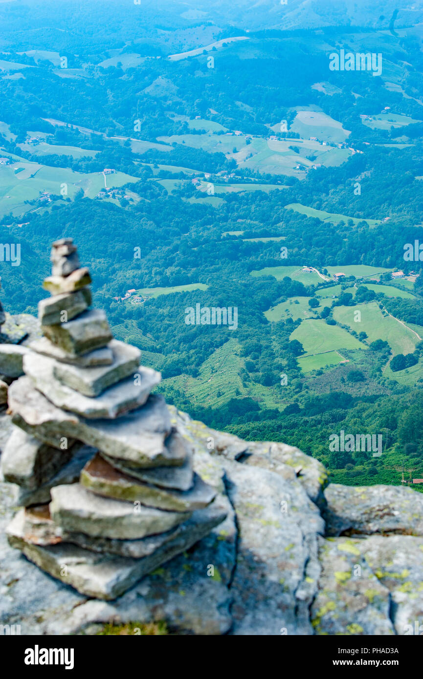 Pile de pierres d'équilibrage sur le sommet d'une montagne en Pyrénées françaises en vue de la descente. Banque D'Images