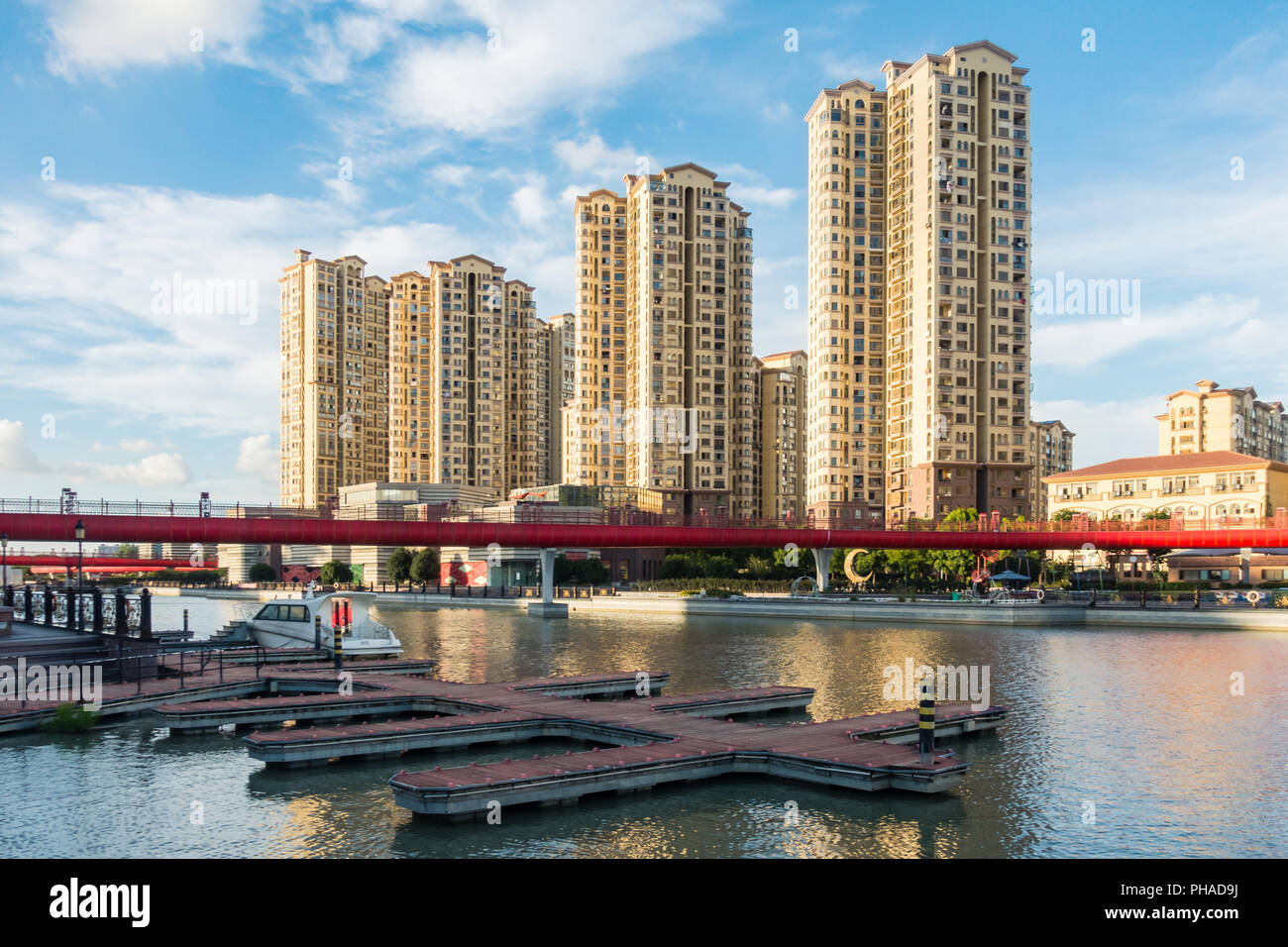 Appartements de luxe de jour sur la rivière et la zone de navigation de plaisance Banque D'Images Appartements de luxe de jour sur la rivière et la zone de navigation de plaisance Banque D'Images