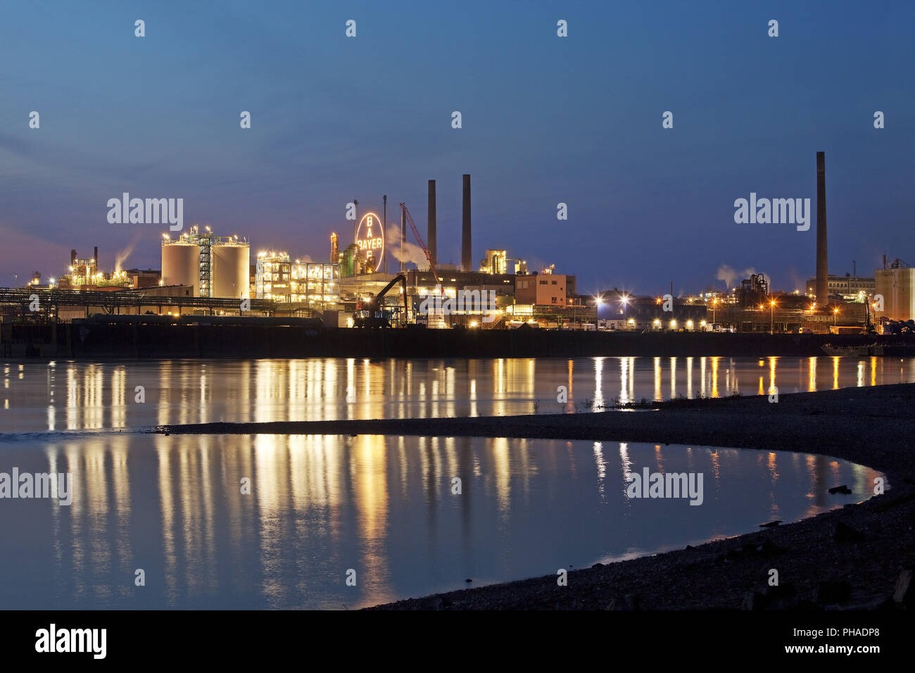 La croix à l'heure bleue, usine de produits chimiques sur les bords du Rhin, Leverkusen, Allemagne, Europe Banque D'Images