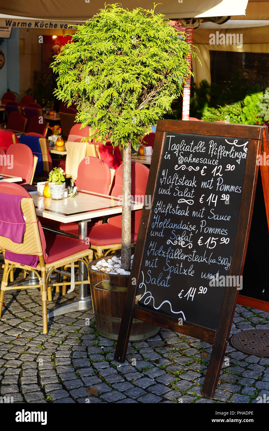 Menu contextuel en face d'un restaurant à Cologne Banque D'Images