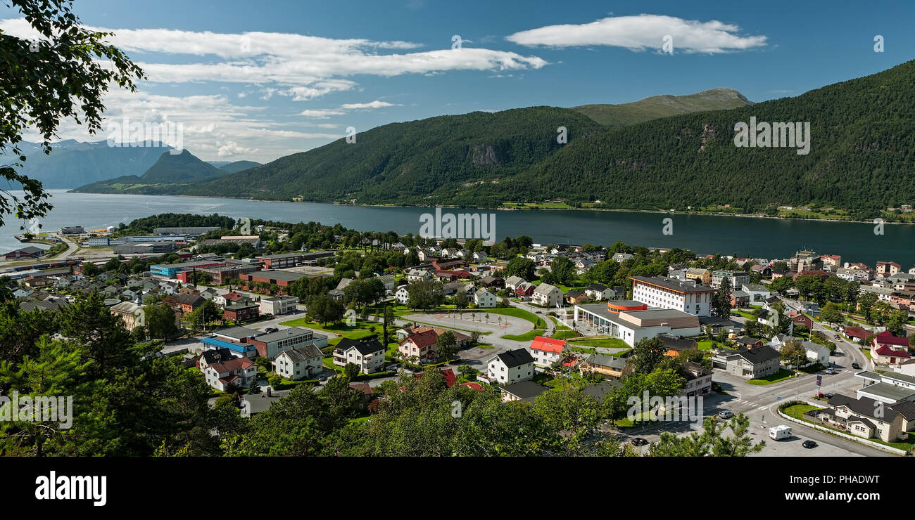 Vue panoramique de Andalsnes city en Norvège en Romsdalsfjorden Banque D'Images