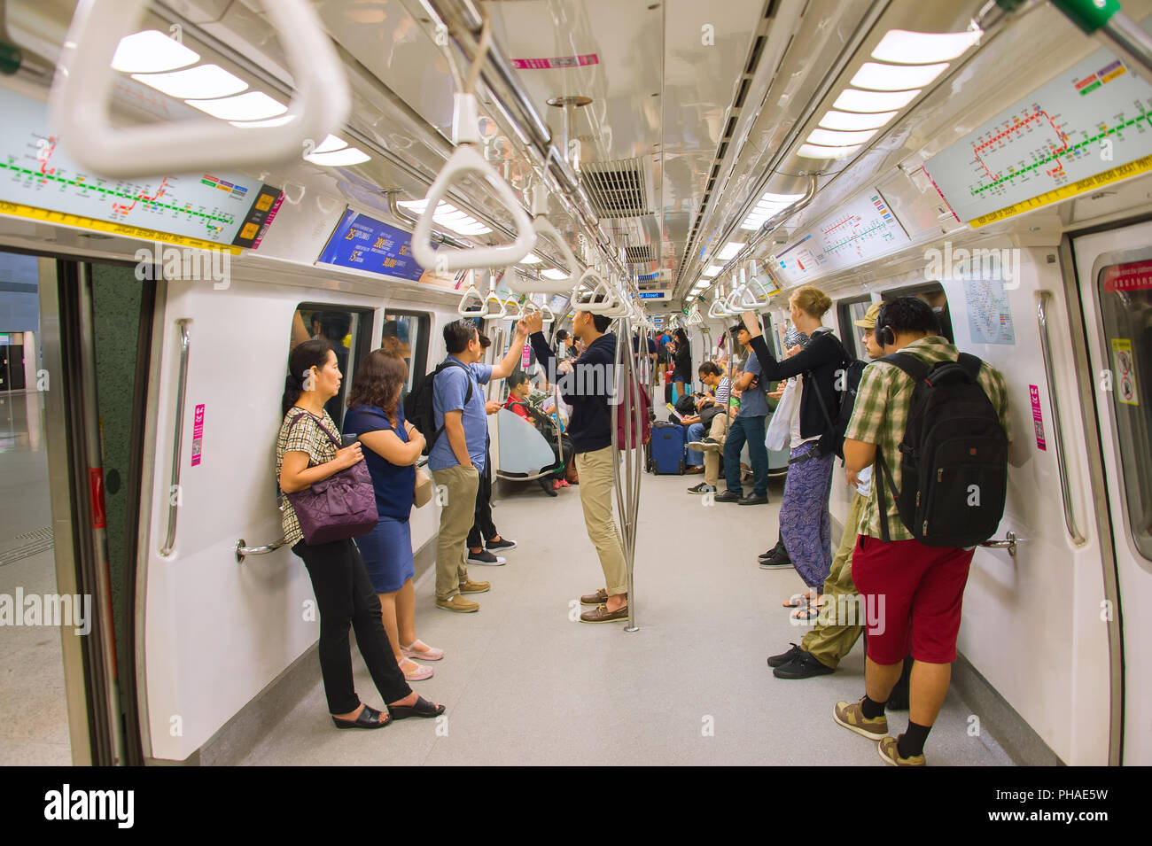 Les gens à l'intérieur de rame de métro. Singapour Banque D'Images