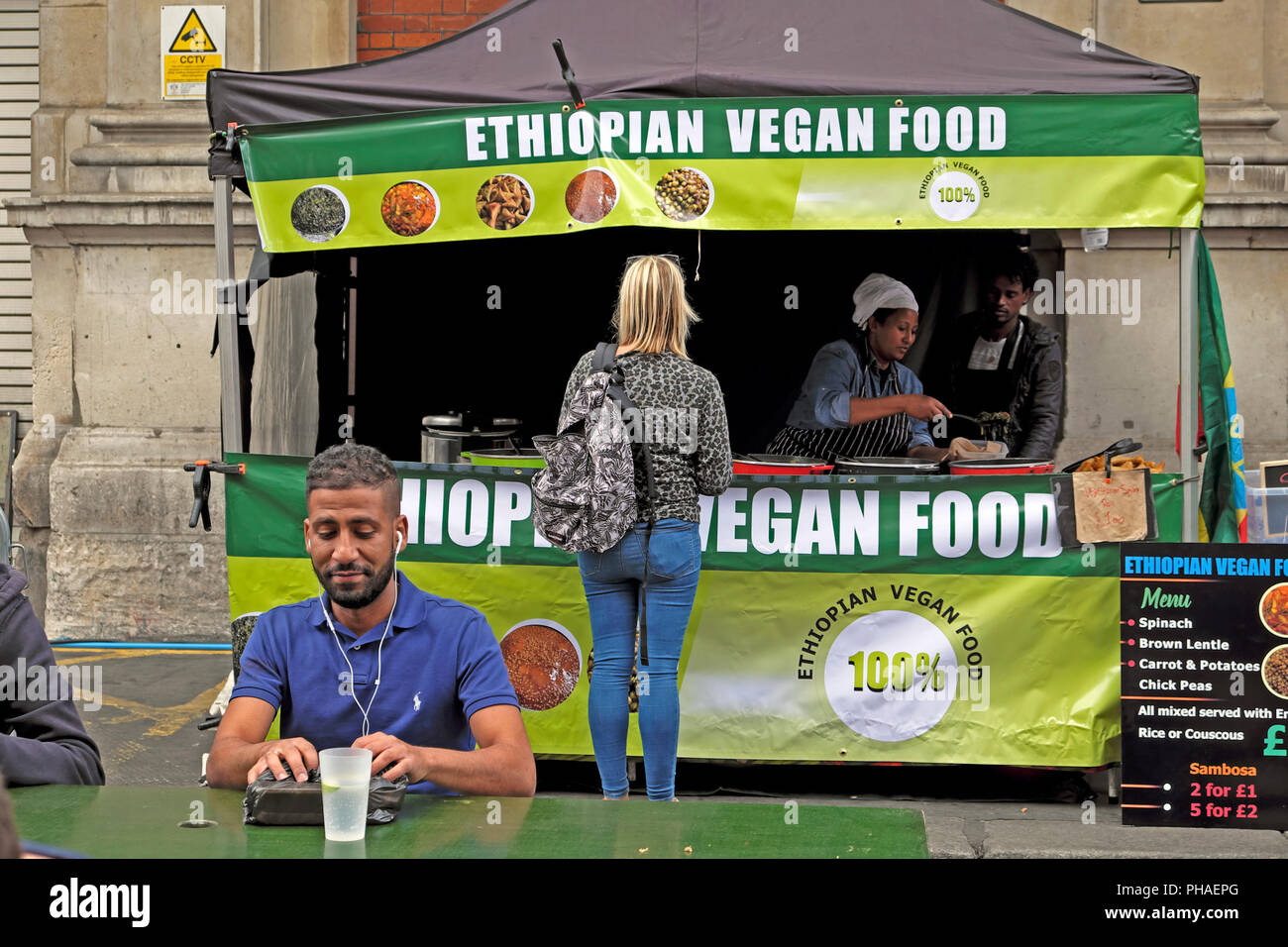 Achat femme éthiopienne à repas végétaliens street stall sur Long Lane au Smithfield 150 Street Party 25 août 2018 London England UK KATHY DEWITT Banque D'Images