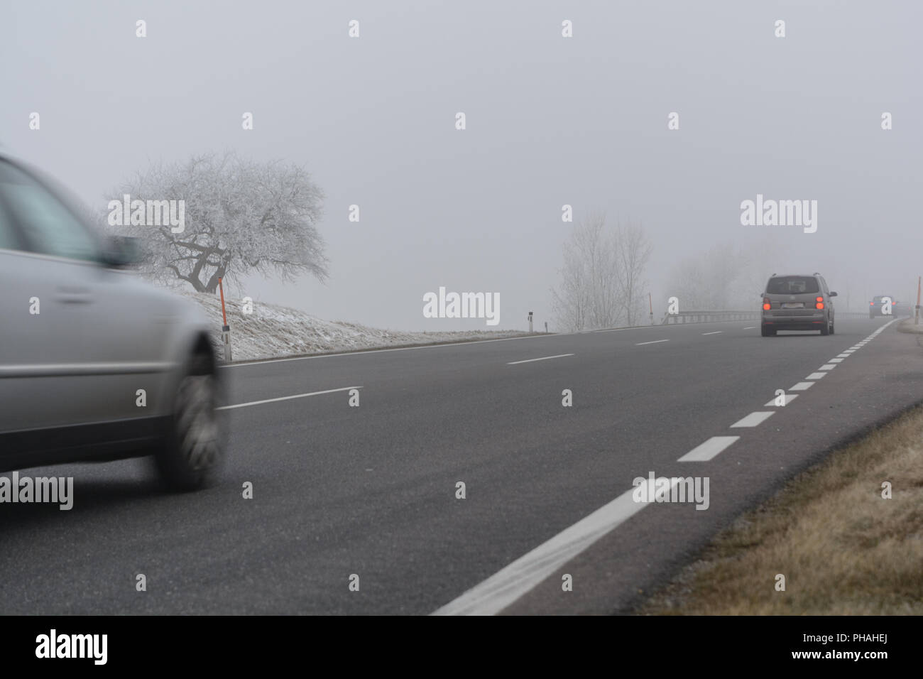 Les voitures sont conduire par mauvais temps à l'automne Banque D'Images