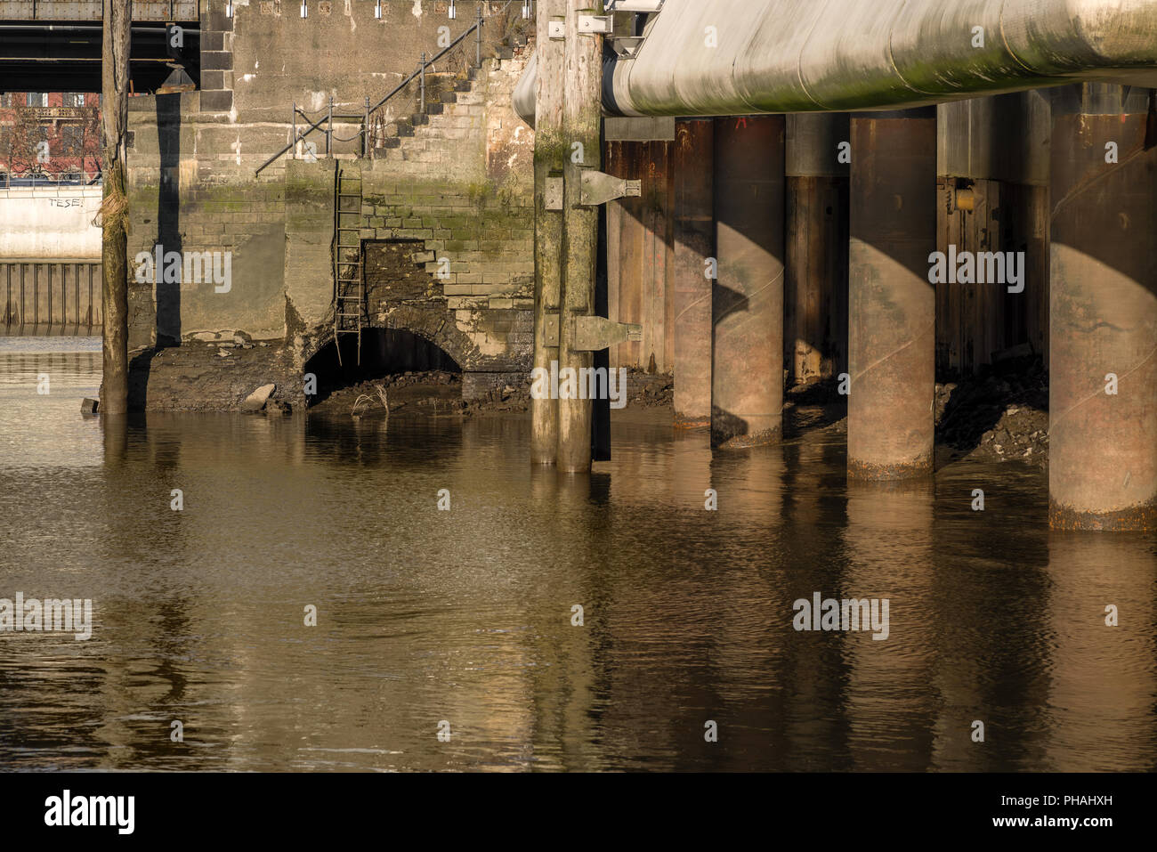 Sous le pont Banque D'Images