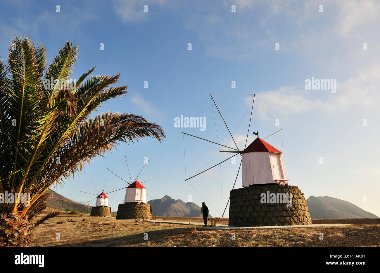Moulins à vent traditionnels de l'île de Porto Santo. Madère, Portugal Banque D'Images