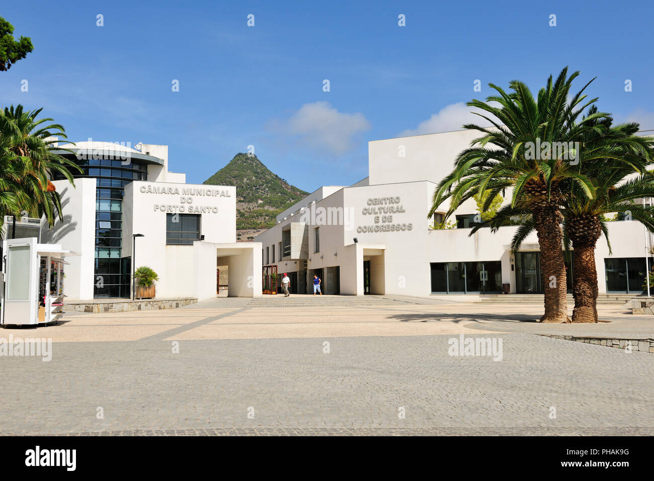 L'architecture moderne (Mairie) de Vila Baleira. L'île de Porto Santo, à Madère. Portugal Banque D'Images