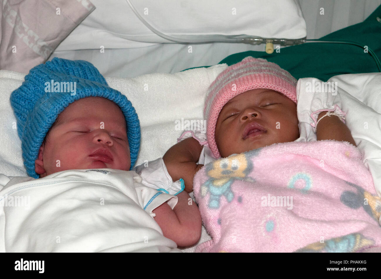 Les Bebes Garcon Nouveau Ne Fille 1 Mois Photo Stock Alamy