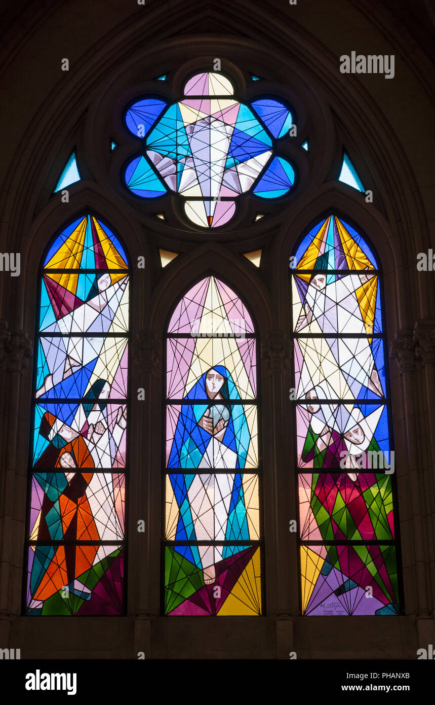 Vitraux de Manuel Ortega dans la Cathédrale de l'Almudena (Catedral de la Almudena), Madrid. Espagne Banque D'Images