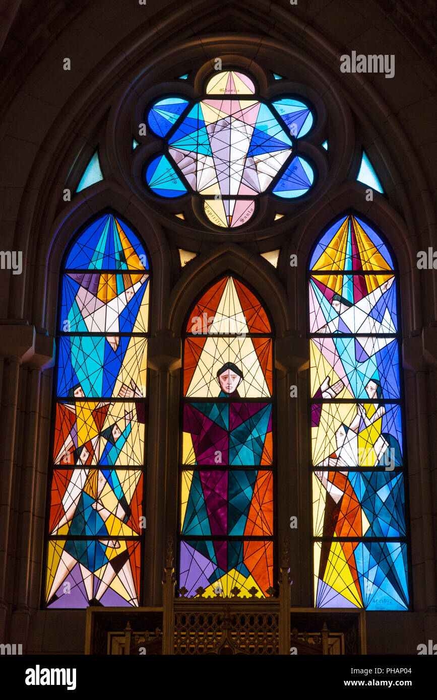 Vitraux de Manuel Ortega dans la Cathédrale de l'Almudena (Catedral de la Almudena), Madrid. Espagne Banque D'Images