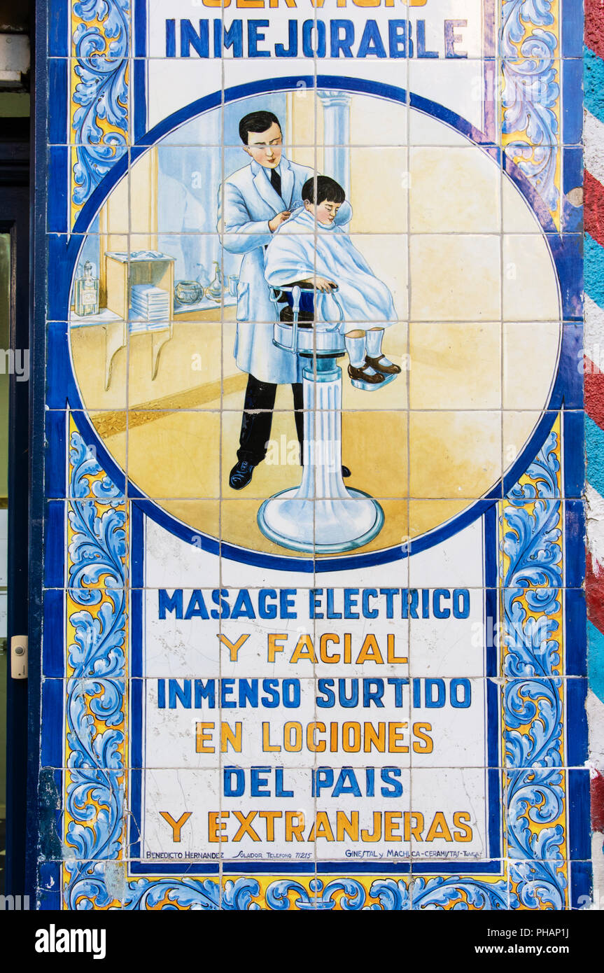 Les carreaux en céramique dans un salon de coiffure à Lavapies, le quartier historique de la ville de Madrid. Espagne Banque D'Images