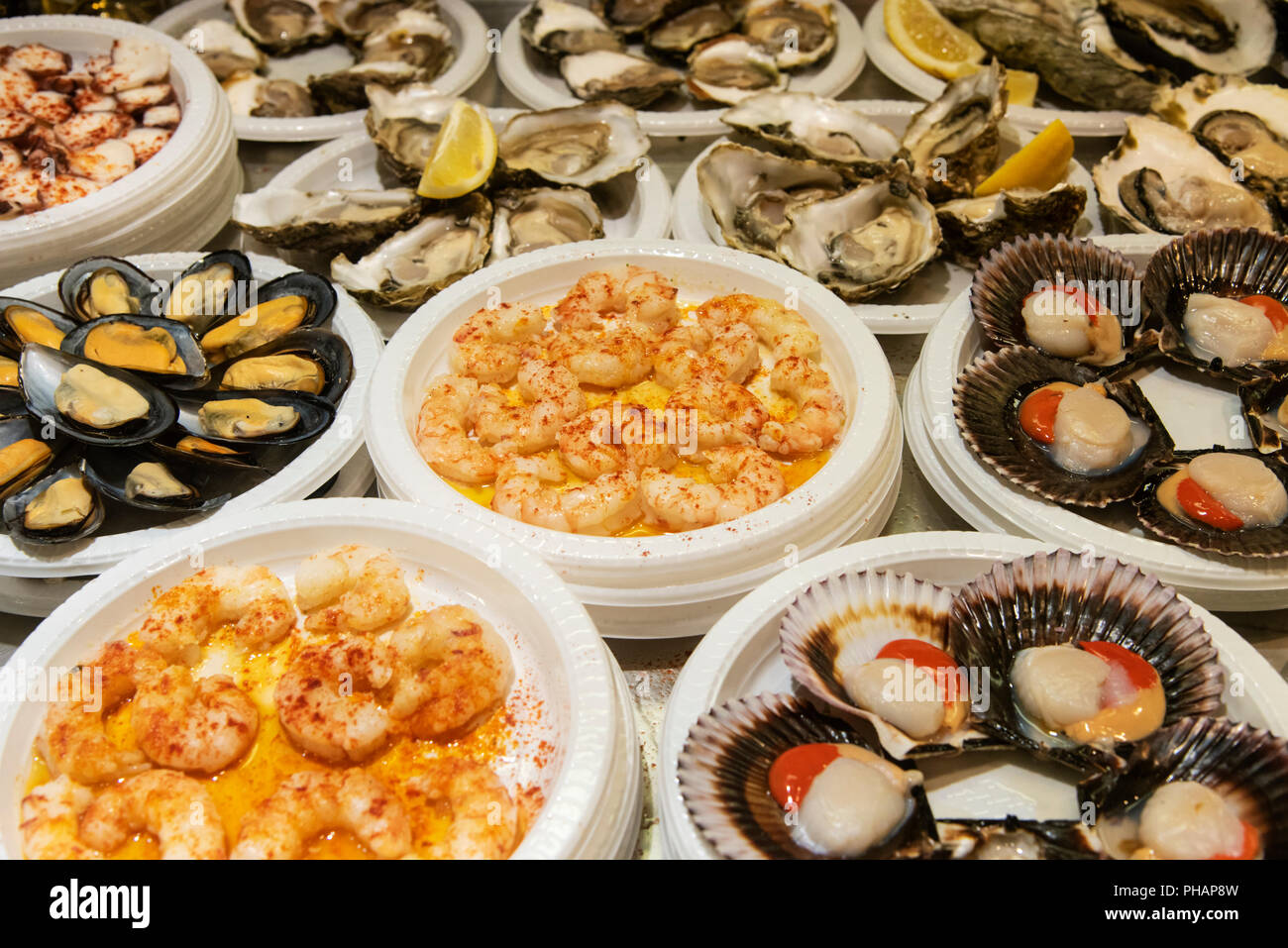 Crevettes, pétoncles et les crustacés. Tapas dans le Mercado de San Miguel (marché de l'alimentation et des tapas), Madrid, Espagne Banque D'Images