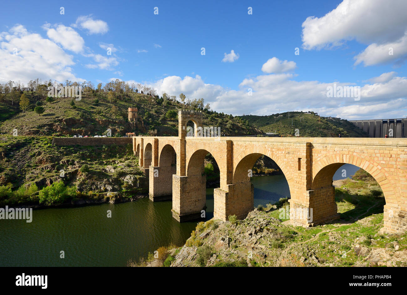 Le pont romain d'Alcantara (Trajan's Bridge) est un pont en arc en pierre construit sur le Tage à Alcantara dans 106 AD par une ordonnance de l'empe Banque D'Images