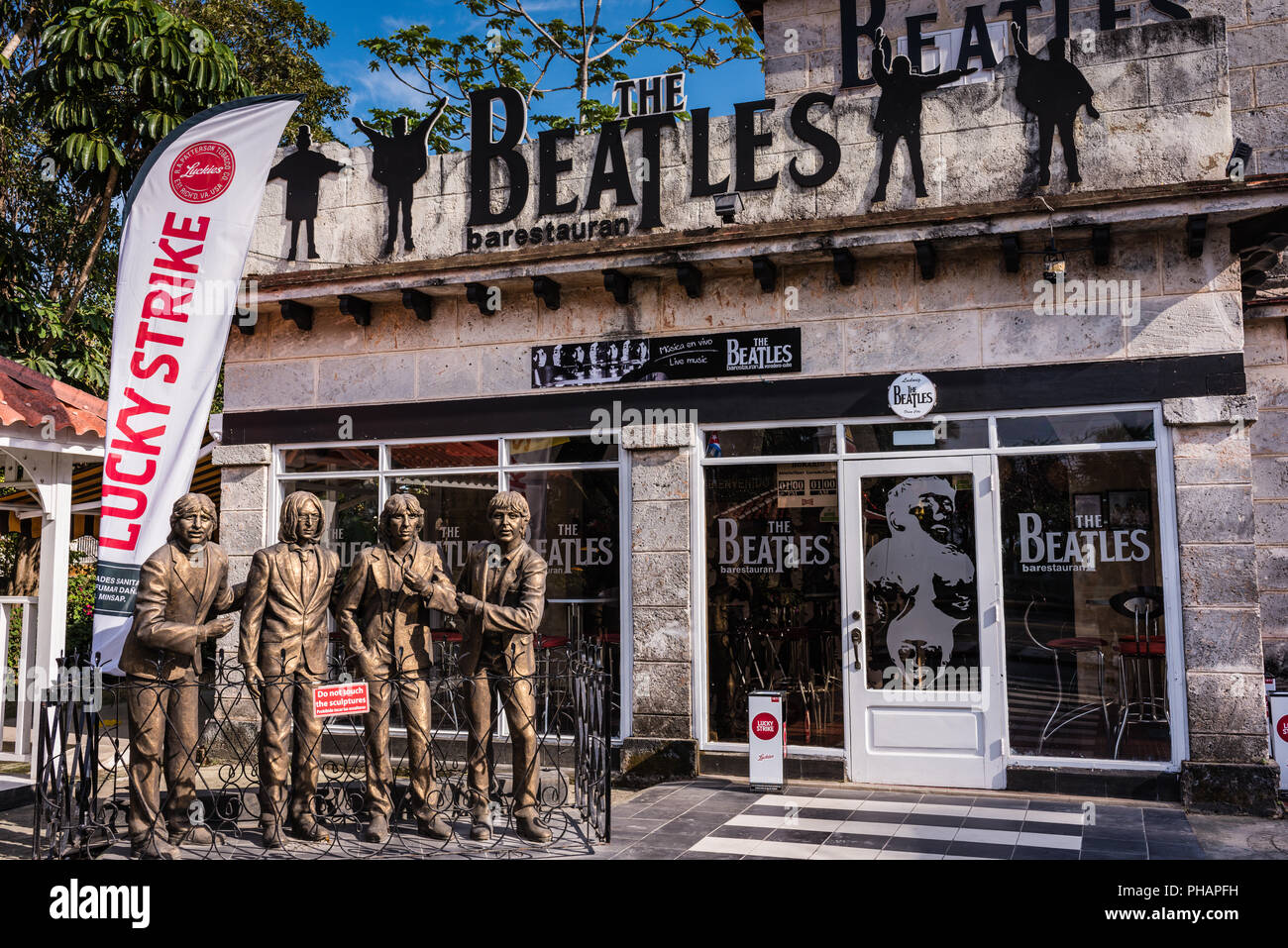 Varadero, Cuba / 17 mars 2016 : Les Beatles' Bar-Restaurant est un endroit populaire pour des concerts live rock à la plage de la ville. Banque D'Images