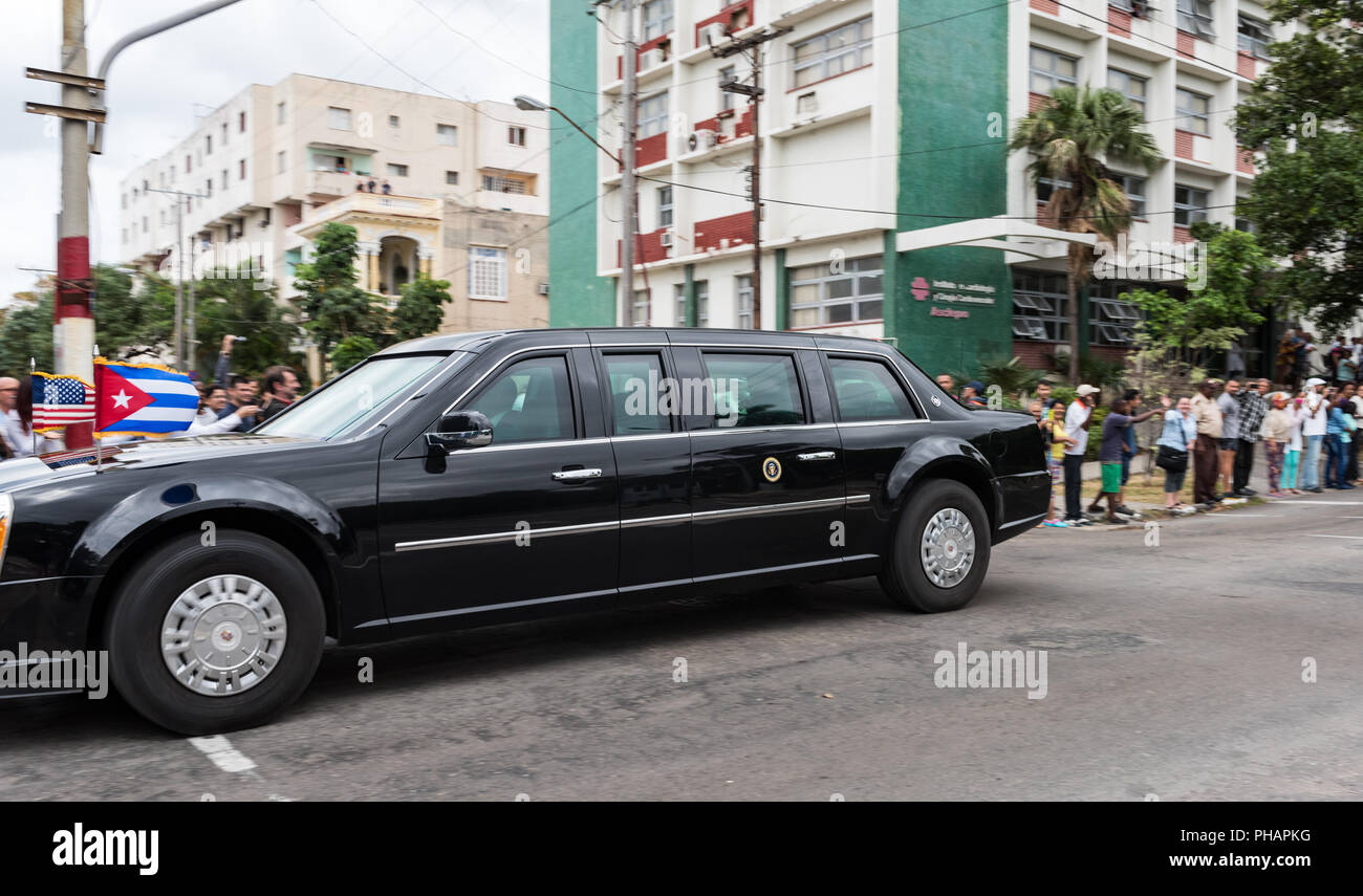 Limousine Cadillac surnommée la bête transportant le Président Barrack Obama sur une visite historique à La Havane, Cuba en mars 2016. Banque D'Images