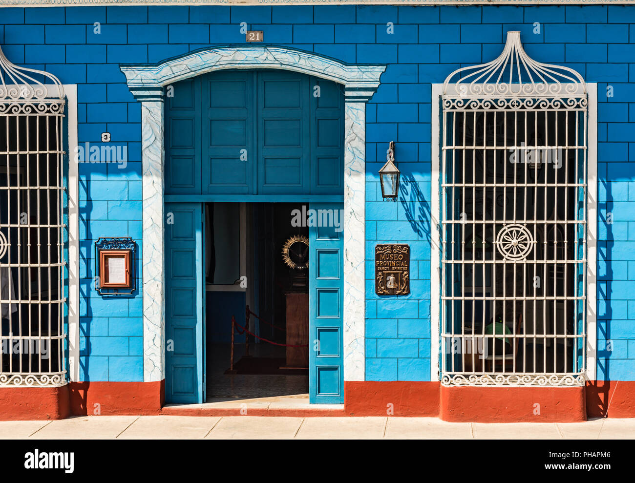 Sancti Spiritus, Cuba / 15 mars 2017 : des murs bleus et blanc ferronnerie d'façade extérieure de Museo Provincial - Musée Provincial. Banque D'Images