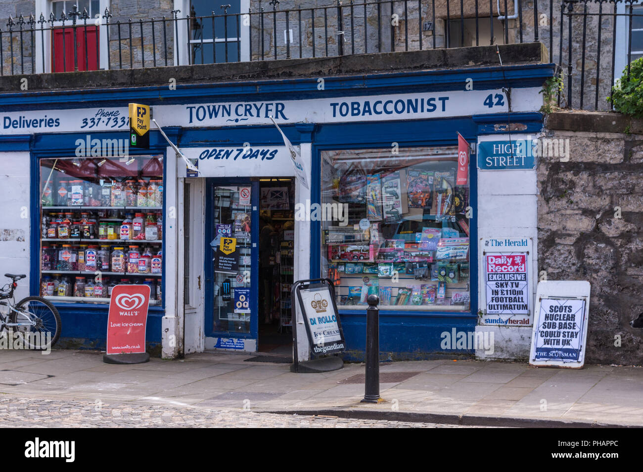 Queensferry, Écosse, Royaume-Uni - Juin 14, 2012 : Bleu et blanc façade peinte de Town Cryer Tabac sur High Street. Également en tant que stand de journaux, beaucoup d'adver Banque D'Images