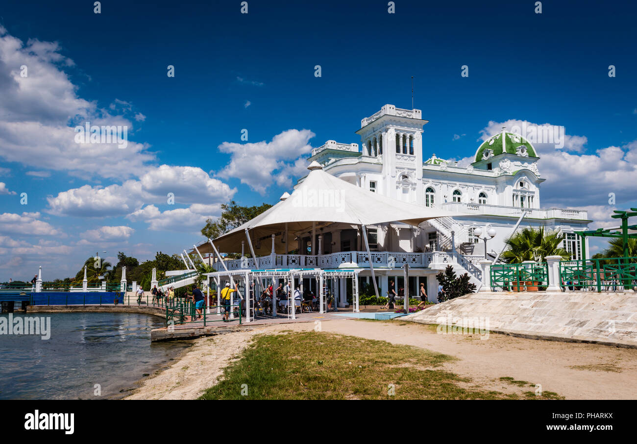 Cienfuegos, Cuba / 15 mars 2016: Le Club Cienfuegos comprend un restaurant, un bar, une piscine, un yacht club et des courts de tennis. Banque D'Images