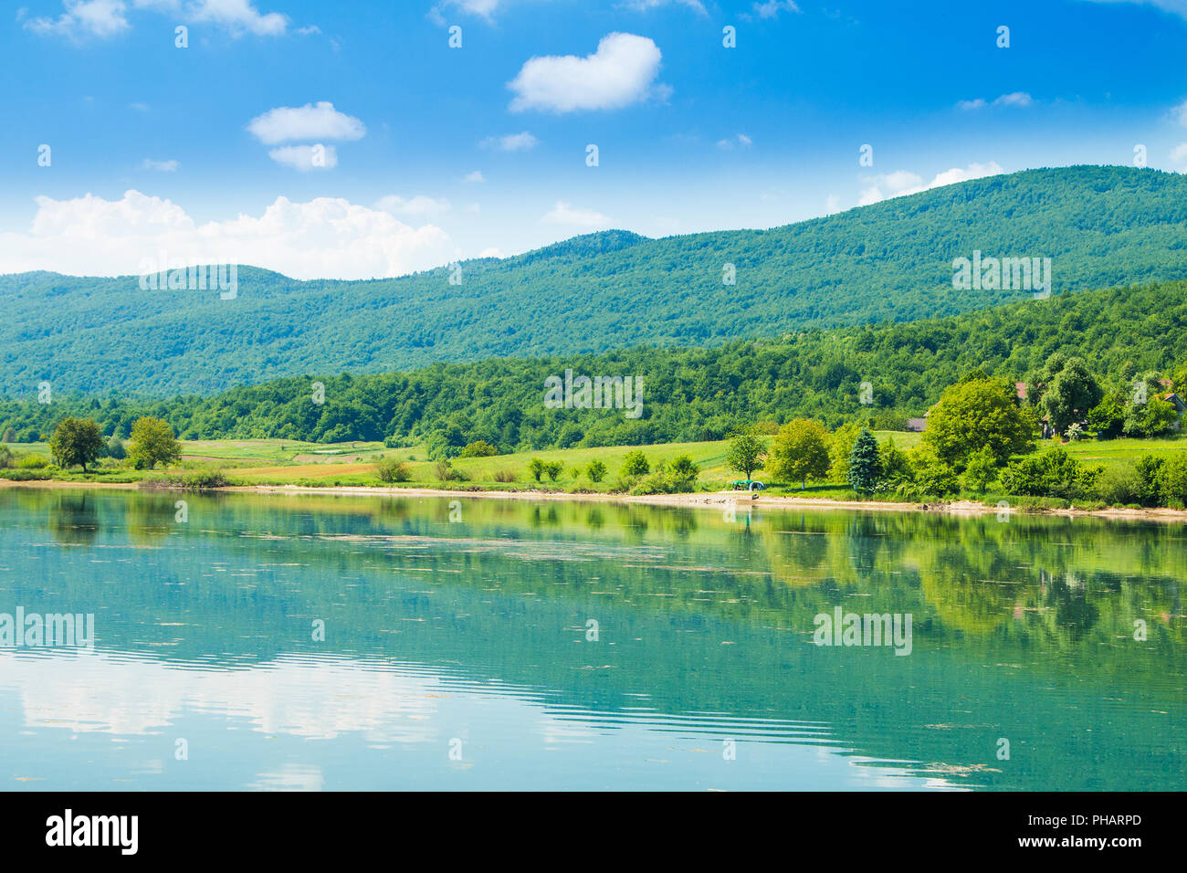 Magnifique lac Sabljaki près de Zagreb en Croatie, Lika, au printemps Banque D'Images