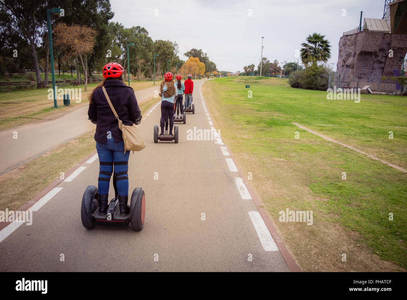 Groupe de personnes voyageant en Segway dans le parc Banque D'Images