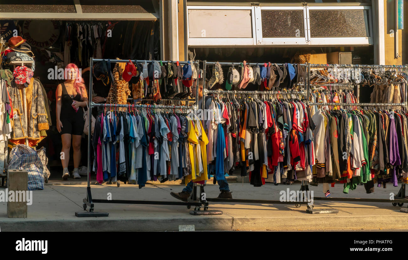 D'un rack de vêtements et d'autres marchandises dans le quartier de Williamsburg Brooklyn à New York le Mardi, Août 28, 2018. Le MTA sera l'arrêt du train pour 15 mois à compter d'avril 2019 pour remettre en état le tunnel, endommagé par l'Ouragan Sandy. Les entreprises s'inquiètent de leur survie de touristes d'être en mesure d'accéder facilement le quartier. (Â© Richard B. Levine) Banque D'Images