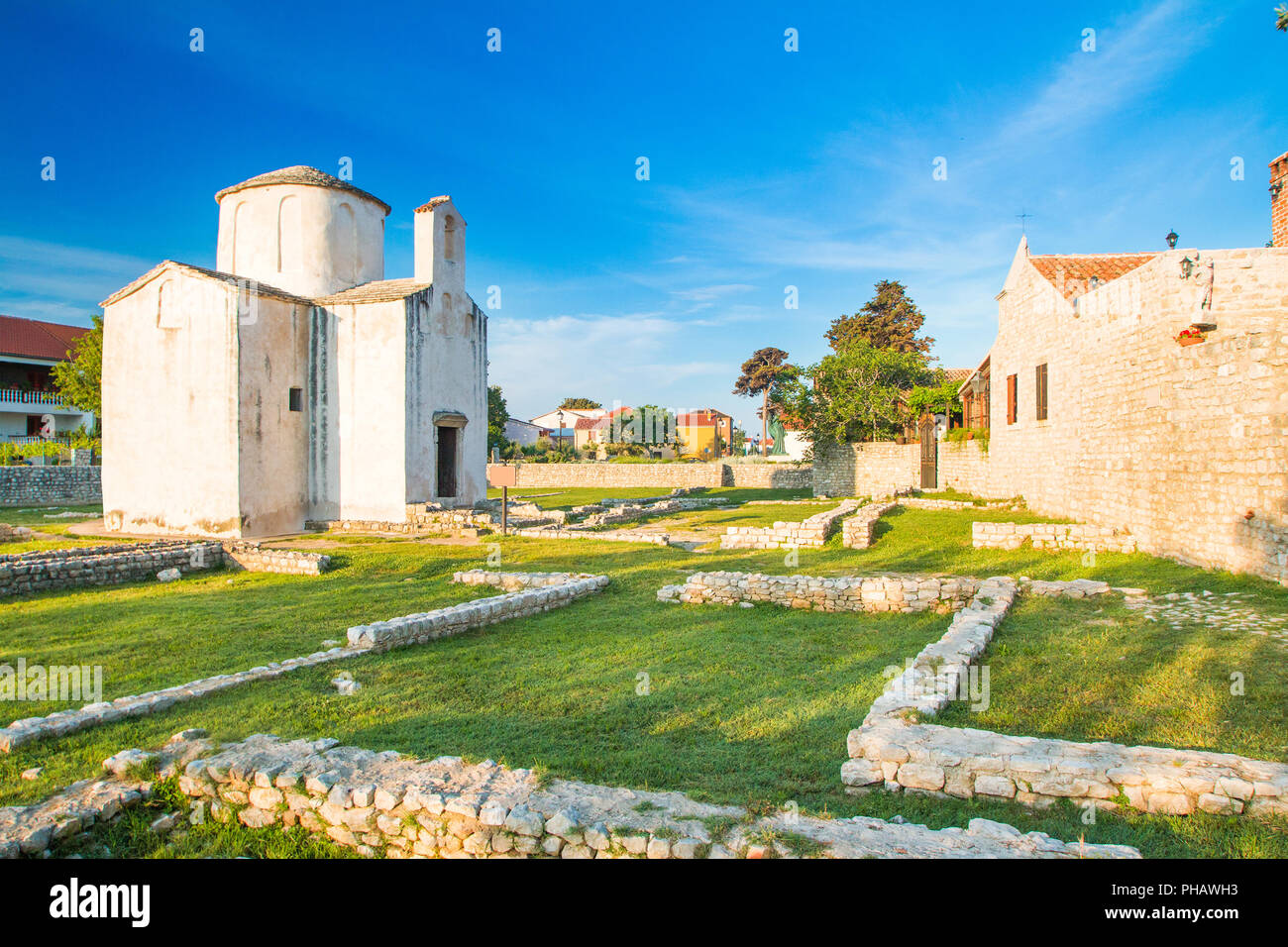 Église médiévale de Sainte Croix à partir de la 9e siècle et site archéologique dans la ville historique de Nin, Dalmatie, Croatie Banque D'Images