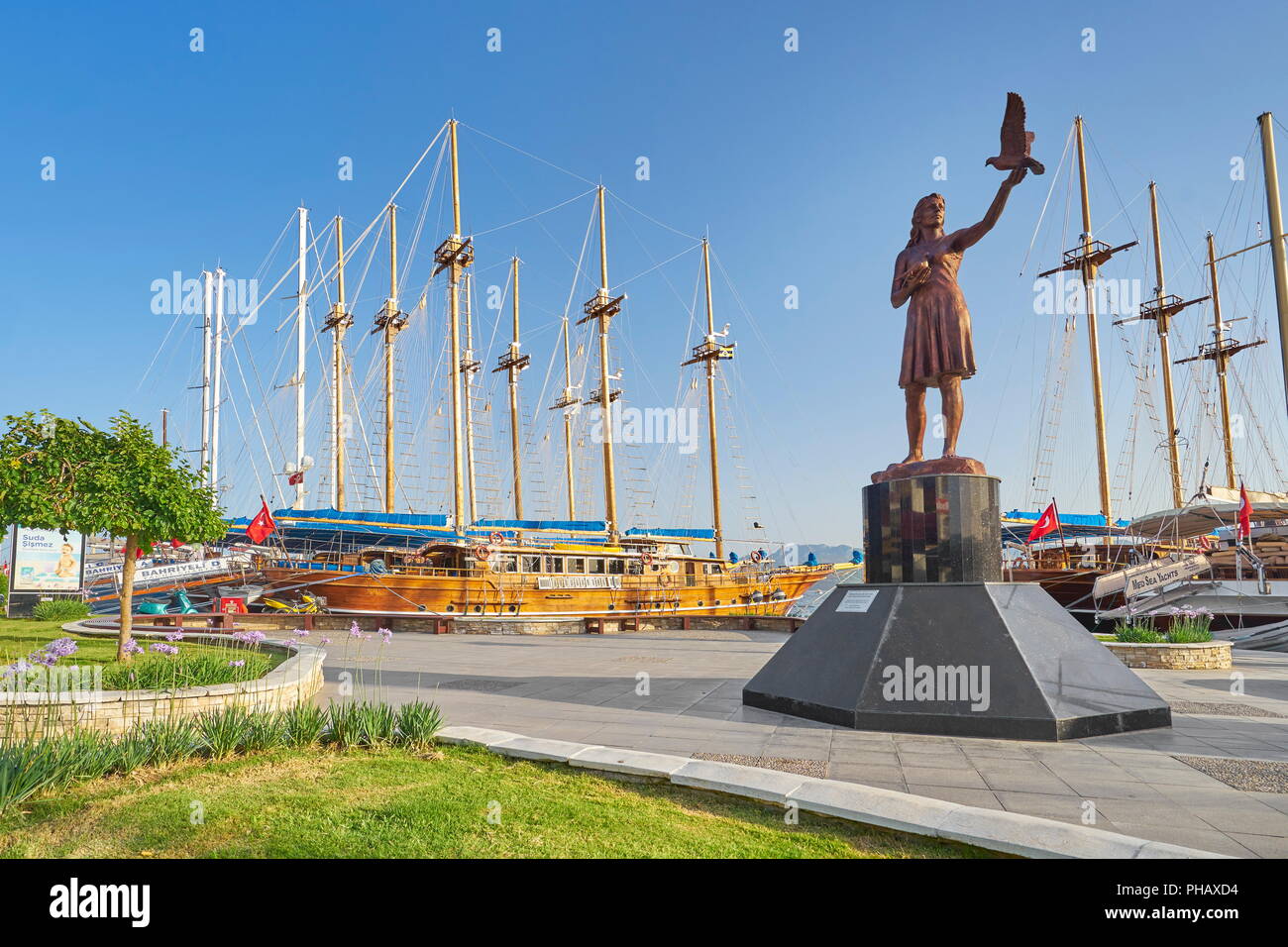 Fille avec Colombes Statue, du port de plaisance de Marmaris, Turquie Banque D'Images