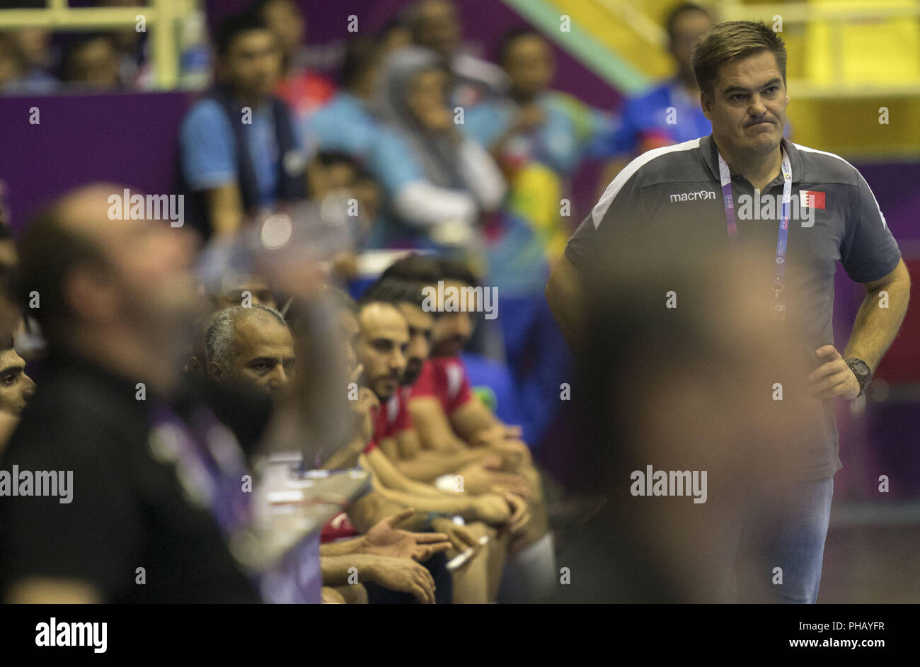 (180831) -- JAKARTA, 31 août 2018 (Xinhua) -- l'entraîneur-chef de Bahreïn Aron Kristjansson réagit au cours de handball masculin médaille d'or lors de la 18e Jeux asiatiques à Jakarta, Indonésie, le 31 août 2018. (Xinhua/Fei Maohua) Banque D'Images