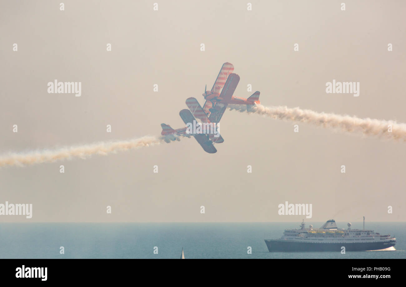 Bournemouth, Royaume-Uni. 31 août 2018. Le Superbatics Wingwalkers Aero wing walkers effectuer à la 11e conférence annuelle de l'air - le Festival de Bournemouth Flying Circus. Astoria bateau de croisière dans la mer ci-dessous. Credit : Carolyn Jenkins/Alamy Live News Banque D'Images