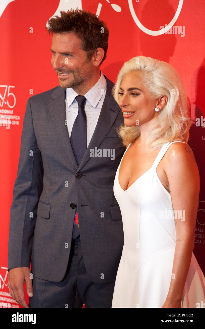 Bradley Cooper Directeur et l'actrice et chanteuse Lady Gaga au photocall pour le film Une étoile est née au 75e Festival du Film de Venise, le vendredi 31 août 2018, Venise, Italie. Banque D'Images