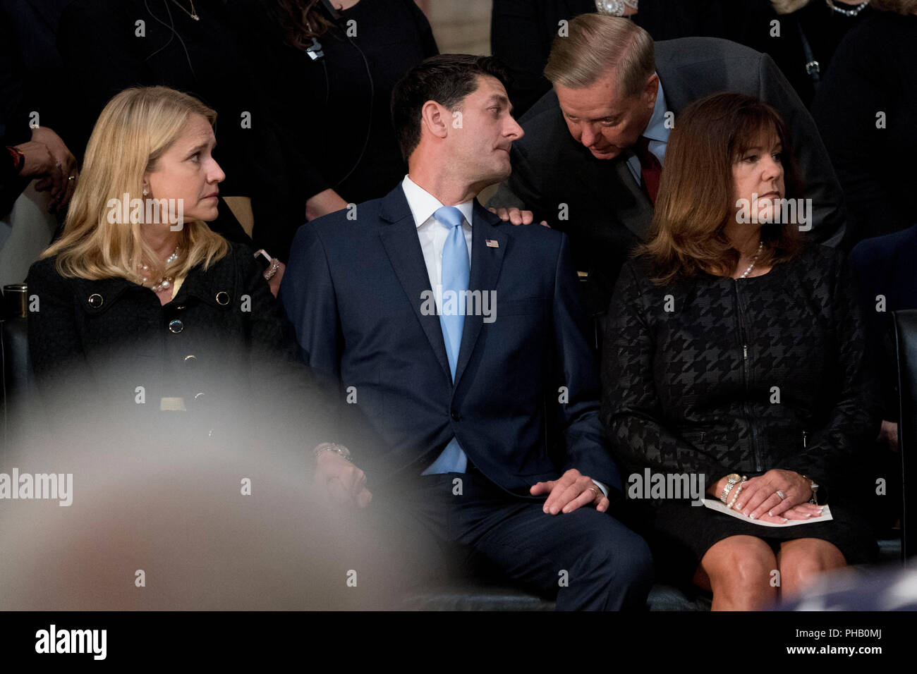 Le Président de la chambre de Paul Ryan au Wisconsin, centre, reçoit une tape dans le dos de la Sénateur Lindsey Graham, R-L.C., après avoir parlé au cours d'une cérémonie pour le sénateur John McCain, R-Arizona), alors qu'il se trouve dans la région dans la rotonde de la capitale américaine, vendredi, 31 août 2018, à Washington. La photo est aussi l'épouse de Ryan Ryan Janna, gauche, et Karen Pence, l'épouse de Vice-président Mike Pence, droite. (Photo AP/Andrew Harnik, Pool) dans le monde entier d'utilisation | Banque D'Images