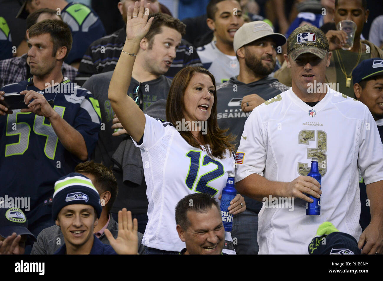 Seattle, Washington, USA. Août 30, 2018. Seahawk fans célèbre un Seahawk 81 verges passer jouer en tant que l'Oakland Raiders jouent les Seattle Seahawks NFL preseason dans un match au siècle Lien Field à Seattle, WA. Crédit : Jeff Halstead/ZUMA/Alamy Fil Live News Banque D'Images
