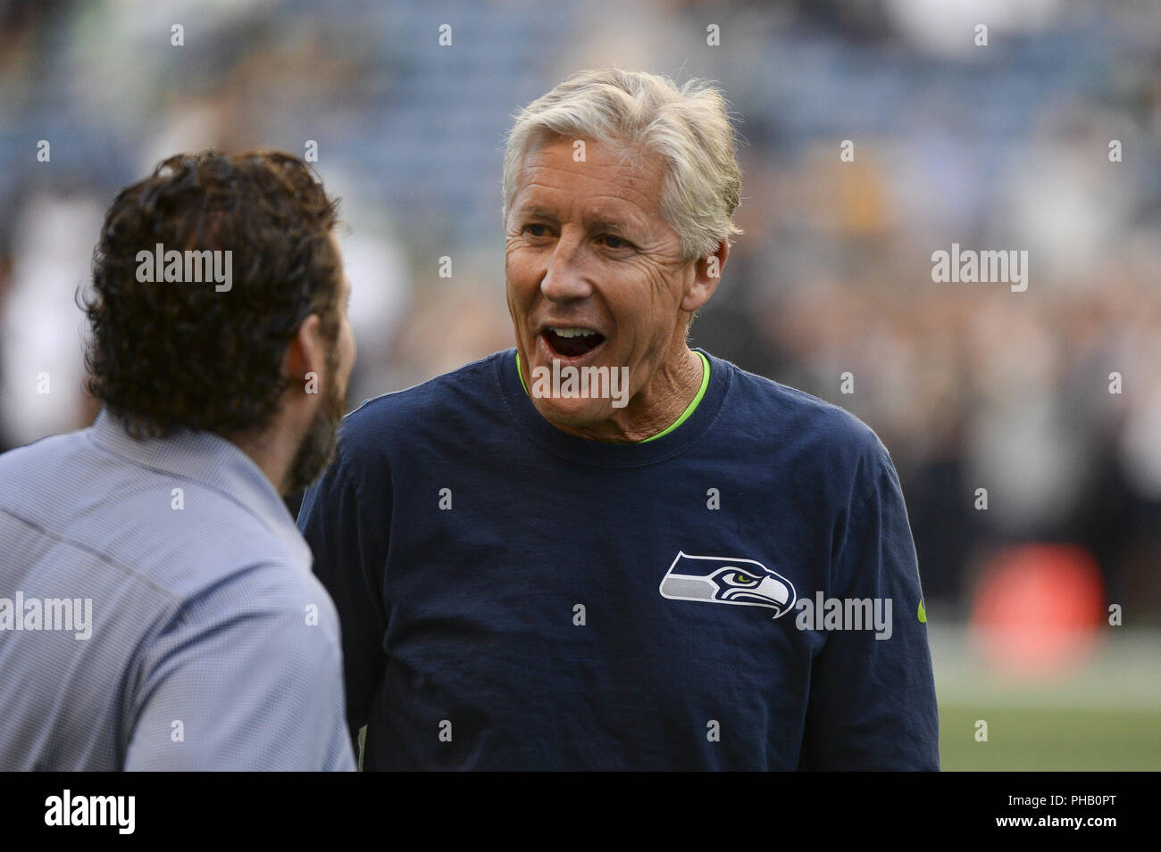 Seattle, Washington, USA. Août 30, 2018. L'entraîneur-chef Seahawk PETE CARROLL parle avec GM JOHN SCHNEIDER lors de l'échauffement que l'Oakland arborant Raiders jouent les Seattle Seahawks NFL preseason dans un match au siècle Lien Field à Seattle, WA. Crédit : Jeff Halstead/ZUMA/Alamy Fil Live News Banque D'Images