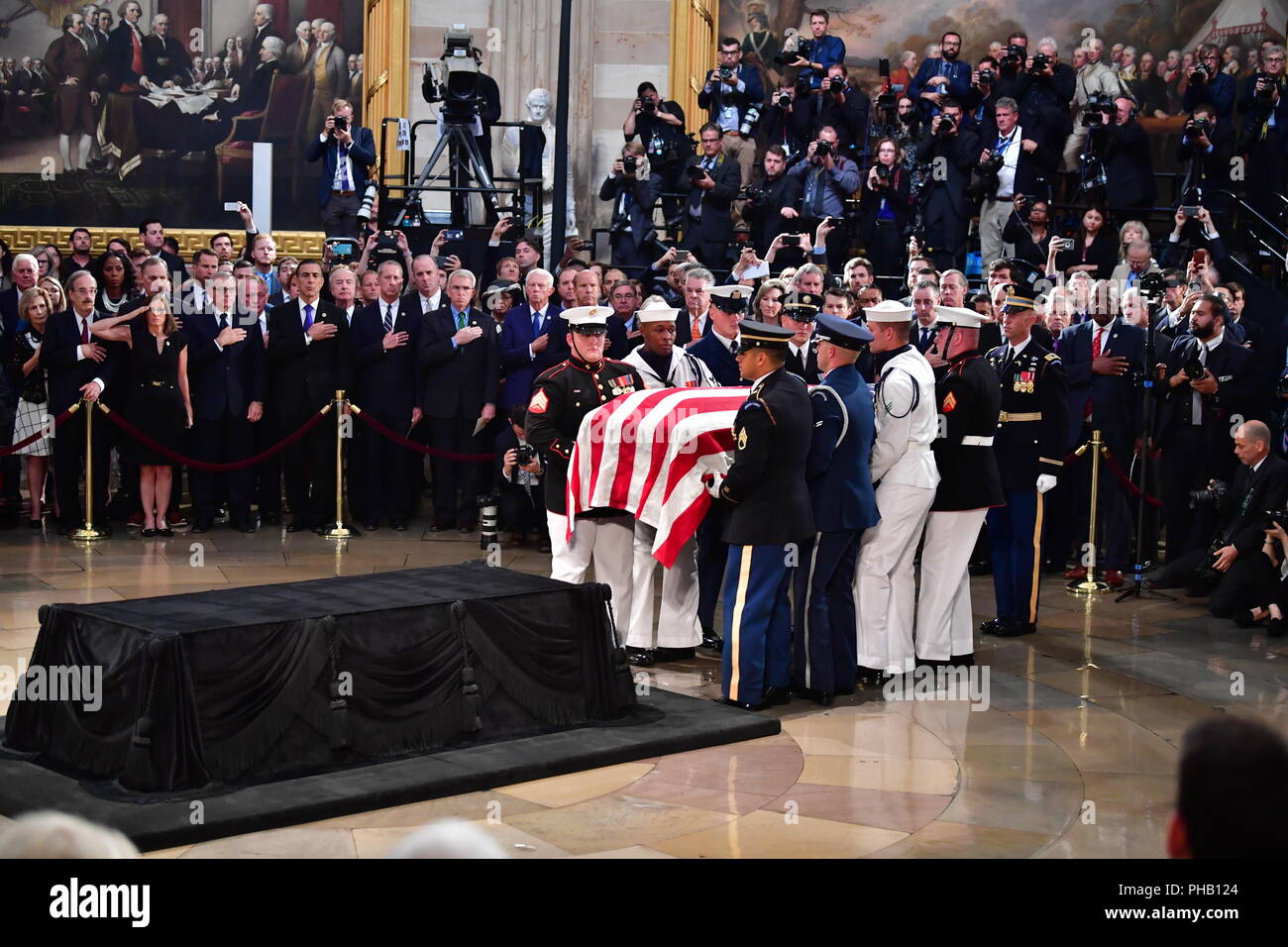 Une garde d'honneur militaire porte le cercueil de l'ancien sénateur John McCain dans la rotonde du Capitole, où il résidera dans la région à la capitale américaine, à Washington, DC le Vendredi, Août 31, 2018. McCain, un républicain de l'Arizona, candidat à l'élection présidentielle et héros de guerre est mort le 25 août à l'âge de 81 ans. Il est la 31e personne à se trouver dans la région de la capitale en 166 ans. Photo par Kevin Dietsch/UPI | conditions dans le monde entier Banque D'Images