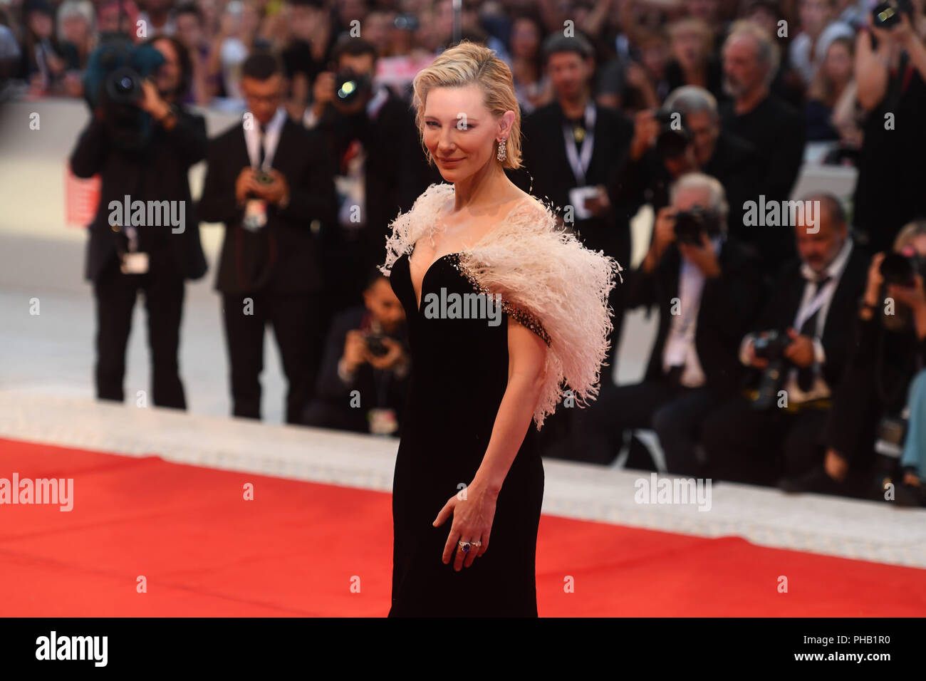Venise, Italie. Août 31, 2018. L'actrice Cate Blanchett va sur le tapis rouge lors de la première mondiale du film comédie musicale "une étoile est née' au Festival du Film de Venise. Le film festival se déroulera du 29 août au 8 septembre et a lieu pour la 75e fois cette année. Crédit : Felix Hörhager/dpa/Alamy Live News Banque D'Images